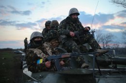 Украинские военные на бронетехнике патрулируют Славянск (ВИДЕО)