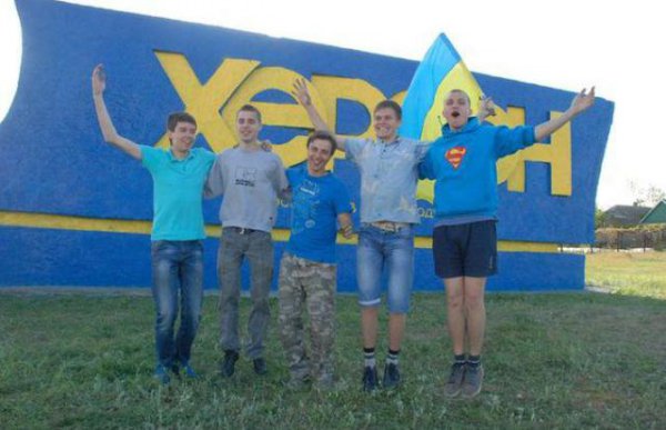 Стелу на въезде в город Херсон раскрасили в цвета национального флага Украины (ФОТО)
