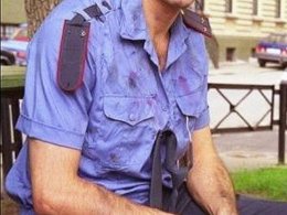 Прохожие задержали злоумышленников, напавших на автомобиль милиционера в Мариуполе