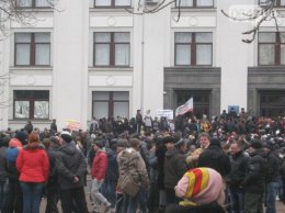 В Луганске митингующие захватили ОГА (ВИДЕО)