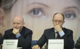 Зачем Яценюку и Турчинову понадобилось менять Конституцию