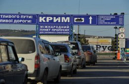 На границе с Крымом водители стоят в очереди часами