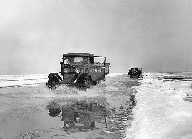 Советские войска и техника на дороге, ведущей в Берлин (ФОТО)