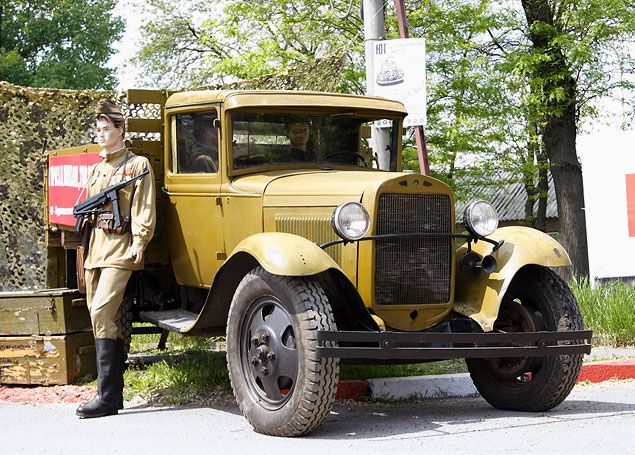 Советские войска и техника на дороге, ведущей в Берлин (ФОТО)