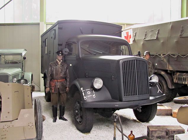 Советские войска и техника на дороге, ведущей в Берлин (ФОТО)