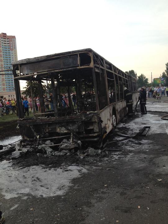В Киеве полностью сгорел пассажирский автобус (ФОТО+ВИДЕО) В Киеве полностью сгорел пассажирский автобус (ФОТО+ВИДЕО)