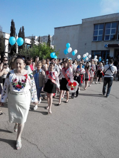 В Севастополе выпускники гимназии пришли на последний звонок в вышиванках (ФОТО)