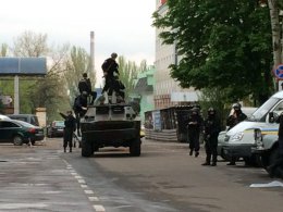 Нацгвардия на БТРах отбила атаку бандитов на банк «Аваль» в Донецке