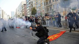 В Турции против участников первомайской демонстрации применили газ и водомет