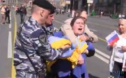 В Москве задержали активистов с украинским флагом за исполнение гимна Украины (ВИДЕО)
