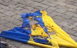 В Харькове сепаратисты побили журналистов и сожгли флаг Украины (ВИДЕО)