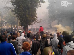В Одессе происходят столкновения между футбольными фанатами и сепаратистами (ФОТО)