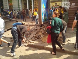В Одессе происходят столкновения между футбольными фанатами и сепаратистами (ФОТО)