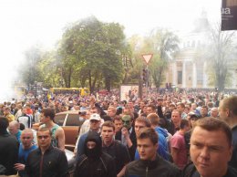 В Одессе происходят столкновения между футбольными фанатами и сепаратистами (ФОТО)