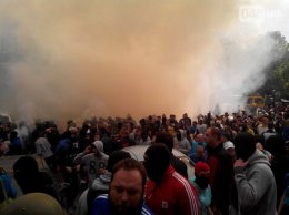 В Одессе происходят столкновения между футбольными фанатами и сепаратистами (ФОТО)