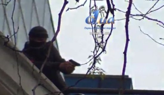 Боевик с крыши стреляет по проукраинским активистам в Одессе (ФОТО+ВИДЕО)