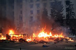 В Одессе люди выпрыгивают из окон, чтобы спастись от огня (ФОТО)