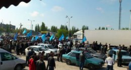 Тысячи крымских татар сделали живой коридор для Джемилева на границе в Армянске