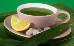 Зеленый чай с лимоном поможет при тяжести в желудке