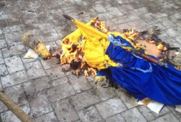 Сепаратисты в Донецке захватили прокуратуру, сожгли флаг Украины и Конституцию