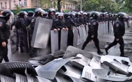 "Беркут" Одессы сдал здание МВД под аплодисменты сепаратистов (ВИДЕО)