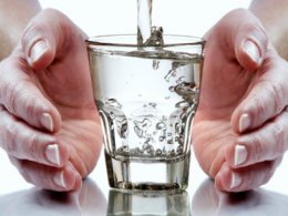 Ученые рассказали, почему важно начинать утро со стакана теплой воды