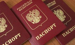 Двое россиян публично сожгли свои паспорта в центре Львова (ВИДЕО)