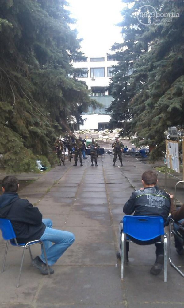 Военные локализировали пожар, устроенный сепаратистами в Мариуполе (ФОТО)