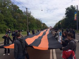 Харьковчане пронесли по главной улице стометровую георгиевскую ленту (ФОТО)