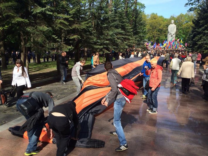 Харьковчане пронесли по главной улице стометровую георгиевскую ленту (ФОТО)