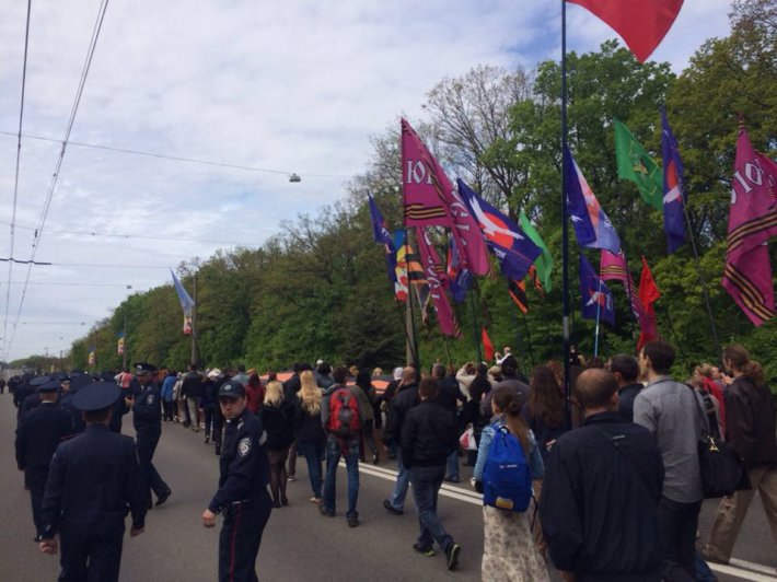 Харьковчане пронесли по главной улице стометровую георгиевскую ленту (ФОТО)