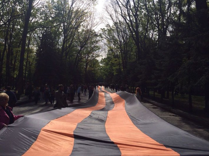 Харьковчане пронесли по главной улице стометровую георгиевскую ленту (ФОТО)