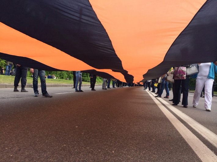 Харьковчане пронесли по главной улице стометровую георгиевскую ленту (ФОТО)