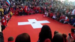 Россиянин станцевал на флаге Швейцарии (ВИДЕО)