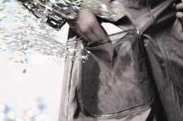 Японский дизайнер изобрел одежду, которая позволит не отвлекаться на Интернет (ВИДЕО)