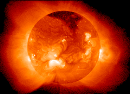 На Солнце появилась огромная дыра необычной формы (ВИДЕО)