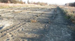 Неизвестные разобрали взлетную полосу аэродрома в Луганске