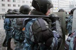 ОМОН сопровождает крымских татар на молебен в поселок Ак-Мечеть