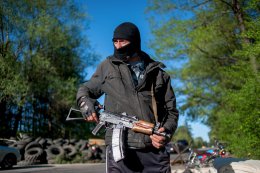 В Луганске террористы ограбили фуру с дорогими иномарками