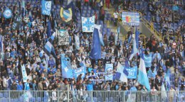 Болельщики "Днепра" празднуют выход команды в Лигу чемпионов прямо на футбольном поле (ВИДЕО)