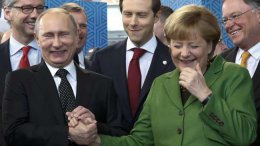 Меркель попросила Путина помочь Украине с президентскими выборами