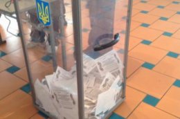 В Донецке продолжают блокировать избирательные участки