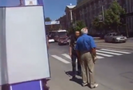 Донецкие террористы с молотками бросаются на людей с украинскими флагами (ВИДЕО)