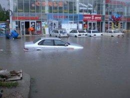 На Симферополь обрушился ливень с градом (ВИДЕО)