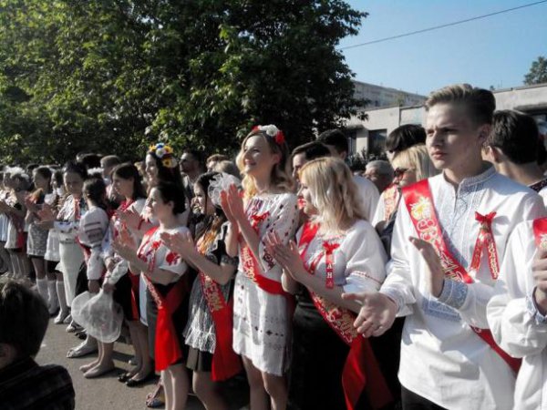 Выпускники Крыма в знак протеста против оккупации пришли в школу в вышиванках (ФОТО)