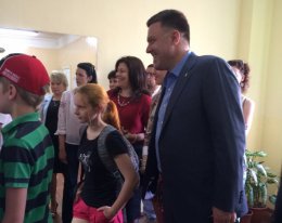 Тягнибок голосовал в школе на проспекте Бажана (ВИДЕО) Тягнибок голосовал в школе на проспекте Бажана (ВИДЕО)