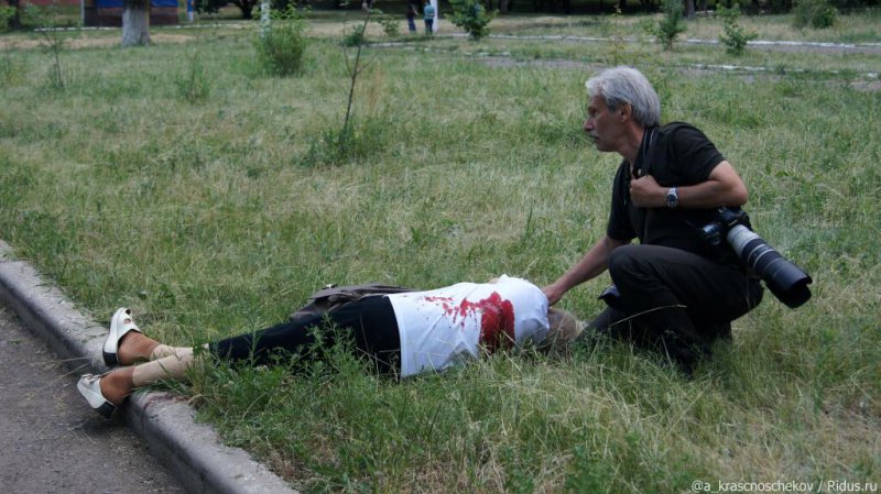 В Славянске снаряд попал в жилой дом. Есть жертвы (ФОТО)