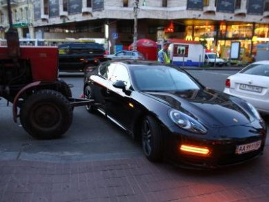 Трактор протаранил роскошный Порше с номерами Верховной Рады (ФОТО)