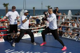 Усик размялся у моря перед боем с аргентинцем (ВИДЕО)