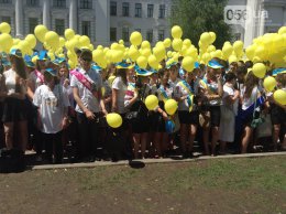 Днепропетровские школьники станцевали "вальс патриотов" (ВИДЕО)